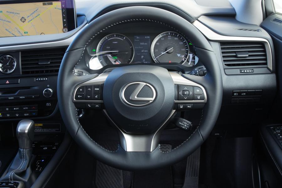 Панель приборов Lexus RX450hL 2018 года  (UK) (фото 24 из 38)